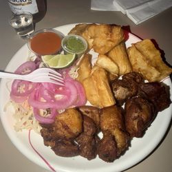 Chicharones con yuca