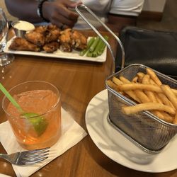 North - Wings, fries, Santos spritz