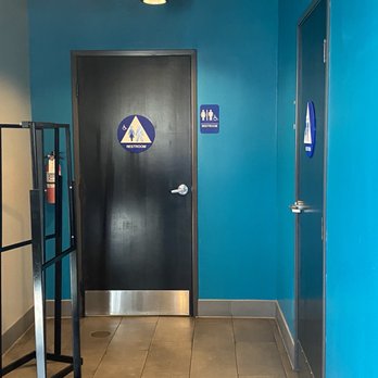 Ono Hawaiian BBQ - Nice bathrooms - Hawaiian Near Me - Santa Ana, California Ono Hawaiian BBQ - Nice bathrooms - Hawaiian Near Me - Santa Ana, California