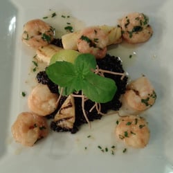Casablanca - Krewetki na czarnym ryżu z grillowanym ananasem