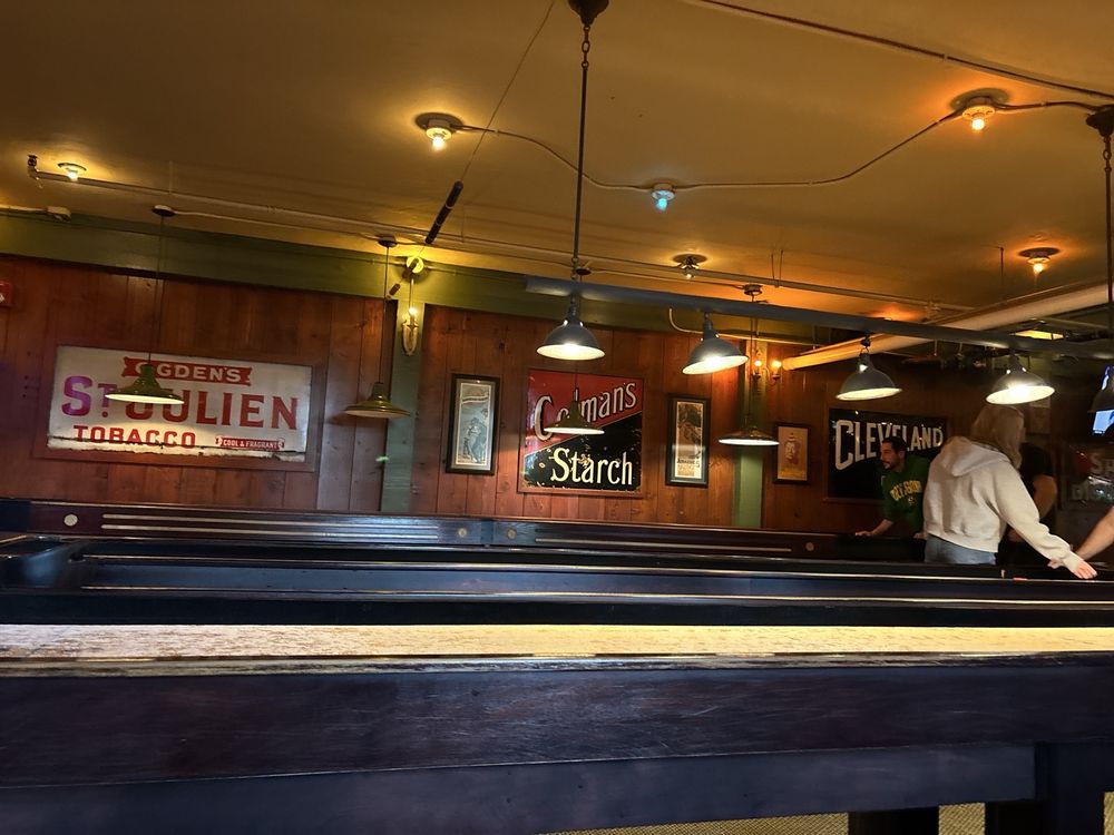 Lucky Staehly's Pool Hall Logo