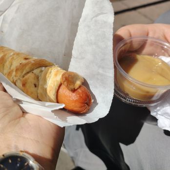 Köm Essa - Pretzel Wrapped Hot Dog and Honey Mustard - Pretzels Near Me - Lancaster, Pennsylvania Köm Essa - Pretzel Wrapped Hot Dog and Honey Mustard - Pretzels Near Me - Lancaster, Pennsylvania