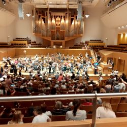 Bamberger Symphoniker - Das ist ein Foto des großen Saals der Konzerthalle. Vorne im Bild sieht man das Orchester, dahinter viele Konzertteilnehmer!