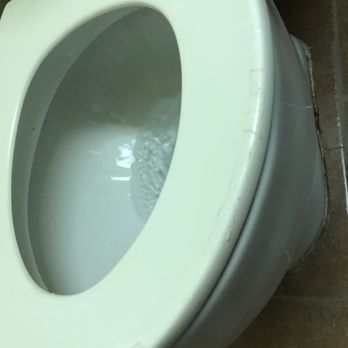 Super 8 by Wyndham Red Wing - Cracked toilet seat.. - Hotels Near Me - Red Wing, Minnesota