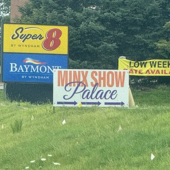 Minx Show Palace - Sign in front of detour entrance - Adult Entertainment Near Me - Des Moines, Iowa