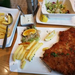 Restaurant & Café Am Wasserturm - Schnitzel mit Pommes und Salat