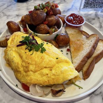 Flavor Rich Restaurant - Veggie omelette with breakfast potatoes and toast - Breakfast & Brunch Near Me - San Antonio, Texas