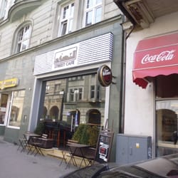 Dwa stoliki stoją już na cieplejsze dni.
