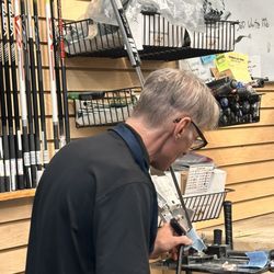 Roger Dunn Golf Shops - Scott bending my putter's head back to factory setting