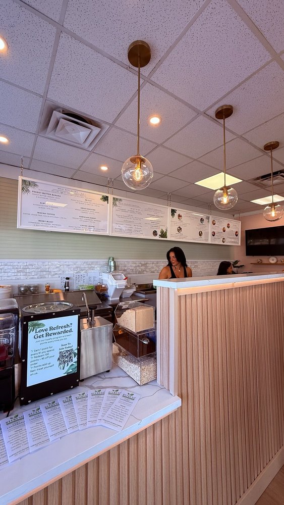 Refresh Smoothie Bar Logo