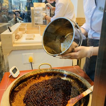 Xing Fu Tang - Putting tapioca in the brown sugar mixture - Bubble Tea Near Me - Flushing, New York Xing Fu Tang - Putting tapioca in the brown sugar mixture - Bubble Tea Near Me - Flushing, New York
