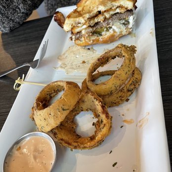 Rally5 Crafted Eats & Bar - Jalapeño popper burger with onion rings - American Near Me - Fort Collins, Colorado Rally5 Crafted Eats & Bar - Jalapeño popper burger with onion rings - American Near Me - Fort Collins, Colorado