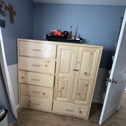 fairview mattress and furniture - Wardrobe chest in solid oak wood.