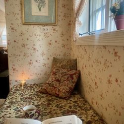 Ye Olde Danish Inn - Cozy reading nook