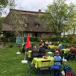 I. Söhrmann-Gruitrooy - Garten mit Blick auf das Reetdachhaus