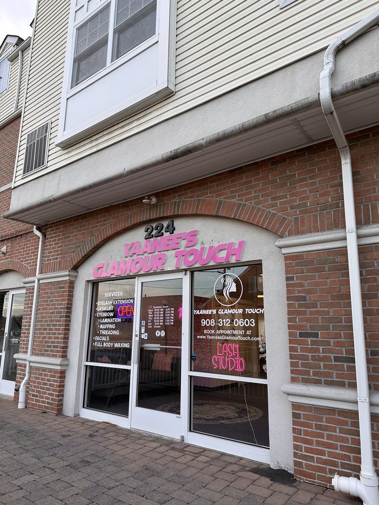 Yaanee’s Glamour Touch Logo