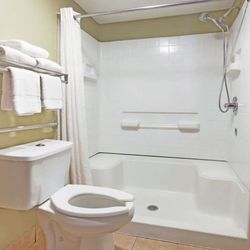Super 8 by Wyndham Sulphur - Guest room bath