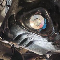 Jiffy Lube - Damaged oil plug, due incorrect installation. The continuous drill caused a quart of oil to stain the driveway.