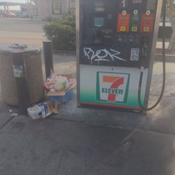 7-Eleven - Graffiti and trash 7-Eleven is not even crowded inside