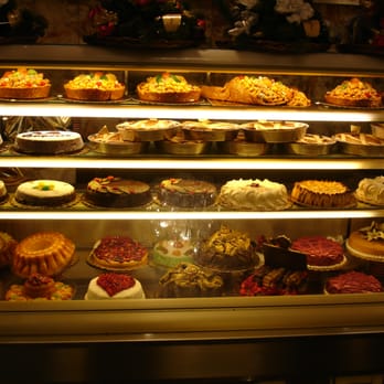 Gran Bar Riviera - Vetrina con torte, babà, pastiere, etc... - Desserts Near Me - Naples, NA