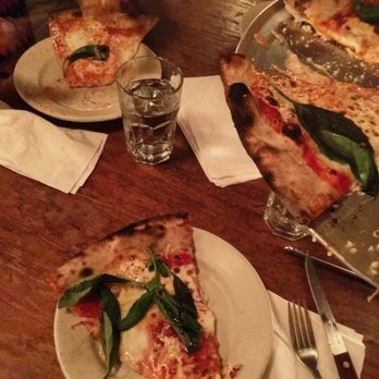 Lucali - Plain pie pizza - Pizza Near Me - Brooklyn, New York