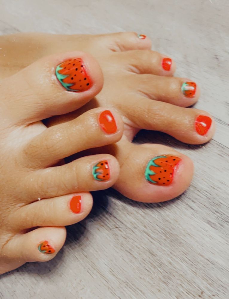 Unique Nails and Spa Logo