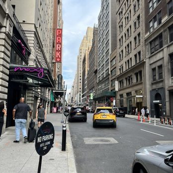 Bar Moxy - Moxy Hotel - Lounges Near Me - New York, New York Bar Moxy - Moxy Hotel - Lounges Near Me - New York, New York