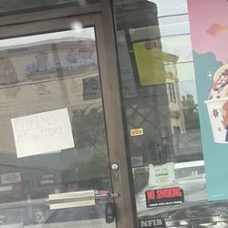 Sign on baskin Robbin's door saying closing at 6 today, lights off door locked at 3 pm on a Friday