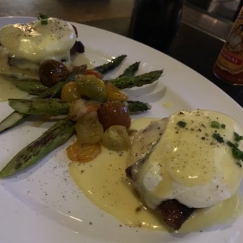 Corner Restaurant - Eggs Benedict - Bars Near Me - Austin, Texas