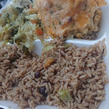 Golden Krust Caribbean Restaurant - old, hard , dry mac-n -cheese, rice and can kidney beans - Caribbean Near Me - Newnan, Georgia