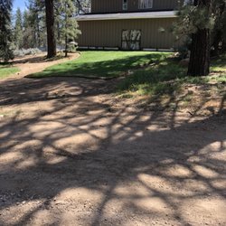 Evergreen Inn - Grassy area of the property.
