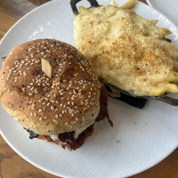 The Filson Queen City Kitchen and Bar - Crispy chicken and Mac and cheese - Sports Bars Near Me - Cincinnati, Ohio The Filson Queen City Kitchen and Bar - Crispy chicken and Mac and cheese - Sports Bars Near Me - Cincinnati, Ohio