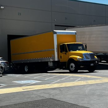 UMOVE - Loading dock - Movers Near Me UMOVE - Loading dock - Movers Near Me