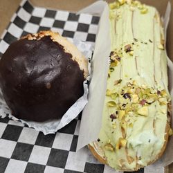 Java Cow Coffee - Macaroon and pistachio eclair