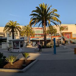 The Pike Outlets - Pike Plaza