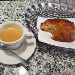 Le Grand Cafe de la Gare - Café, pain au chocolat