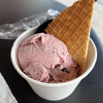 Bean and Basil Ice Cream - Raspberry chocolate - Ice Cream & Frozen Yogurt Near Me - Clayton, Georgia Bean and Basil Ice Cream - Raspberry chocolate - Ice Cream & Frozen Yogurt Near Me - Clayton, Georgia