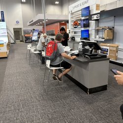Best Buy Forum - First day employee trying to manage a line of 12 people waiting.