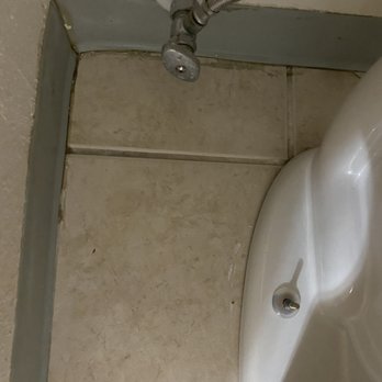 Howard Johnson by Wyndham Salem - Dirty behind the toilet - Hotels Near Me - Salem, Oregon