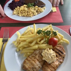 Restaurant zum Grundstein - Sonntags-Mittagsmenu (Sauere Rindsbraten mit Spätzli und Rotkraut) und Poulet Brust vom Grill mit Pommes