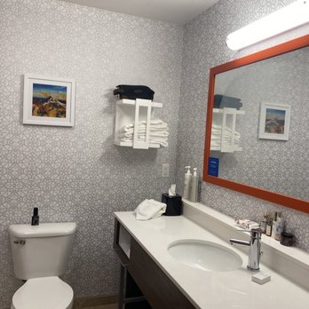 Hampton Inn Medford - The bathroom was clean and spacious. - Hotels Near Me - Medford, Oregon Hampton Inn Medford - The bathroom was clean and spacious. - Hotels Near Me - Medford, Oregon