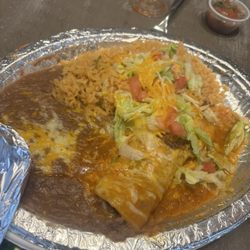 Toreros Mexican Family Restaurant - Plate with 1 taco and 1 enchilada (shredded beef)