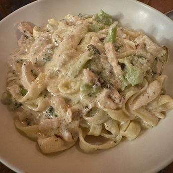 Serpico's Pizzeria - Fettuccine Alfredo with Chicken and Broccoli - Pizza Near Me - Pukalani, Hawaii Serpico's Pizzeria - Fettuccine Alfredo with Chicken and Broccoli - Pizza Near Me - Pukalani, Hawaii
