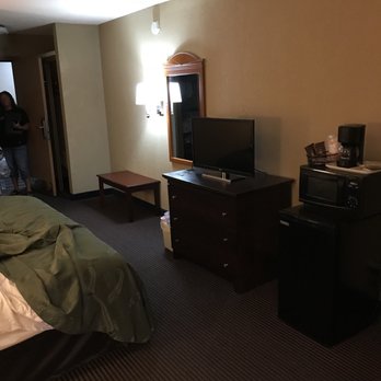 Quality Inn & Suites Airport - Hotels Near Me - Flint, Michigan