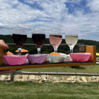 Aquila's Nest Vineyards - Wine sampler - Wine Tasting Room Near Me - Newtown, Connecticut
