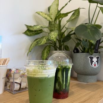 Cafe The Scoop - Strawberry Matcha Latte & Matcha Einspanner - Cafes Near Me - Long Beach, California