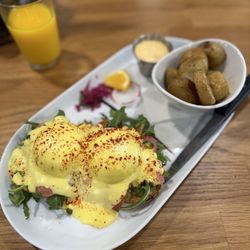 Smoke salmon Benedict