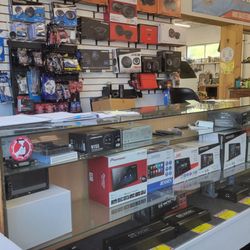 Kreps Window Tinting & Accessories - Front counter.