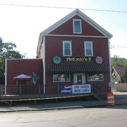 Antonio's II Pizza & Grinders - Antonio's II has outdoor seating when the weather is warmer from spring to early autumn.