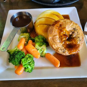 The Queens Head - This was chicken and mushroom pie with veggies and mashed potatoes. Excellent. - Pubs Near Me - Hounslow, XGL The Queens Head - This was chicken and mushroom pie with veggies and mashed potatoes. Excellent. - Pubs Near Me - Hounslow, XGL